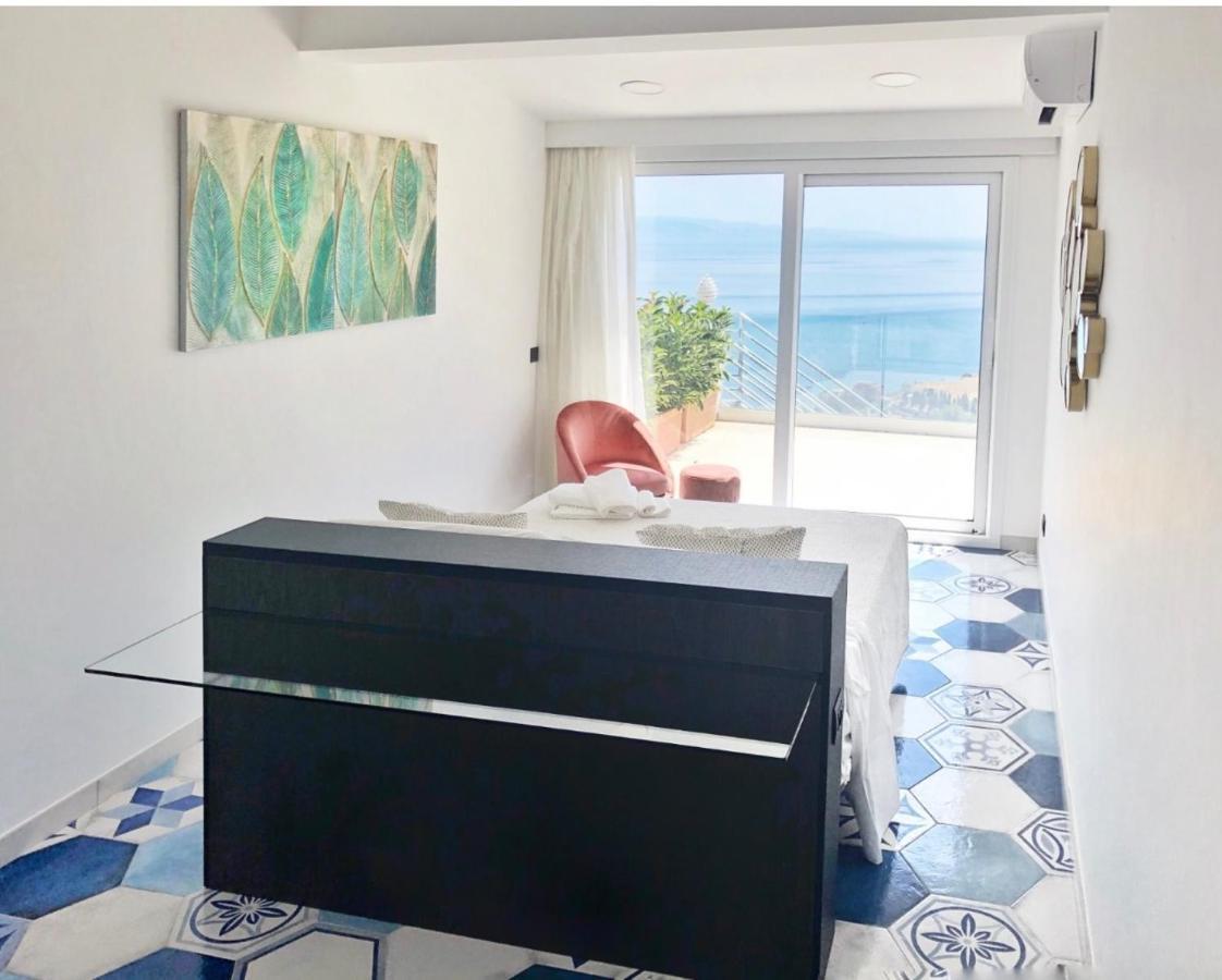 Suite Apartments Branco - Infinity Pool & Sea View - 5 Minuti Dal Centro تاورمينا المظهر الخارجي الصورة